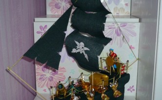 Nice craft gift ideas for corsairs: Paper boat of sweets