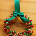 Handmade christmas decorations: mini wreath of beads