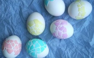 A simple way to color Easter eggs