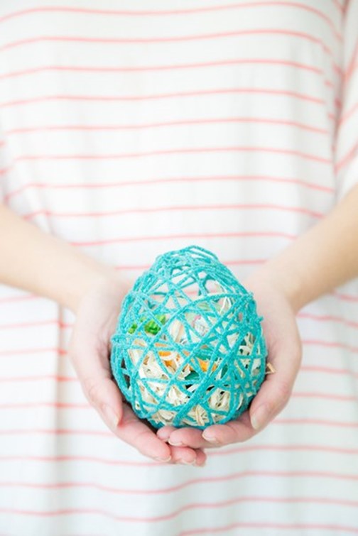 Easter egg made of yarn, in which you can place small gifts – DIY is FUN